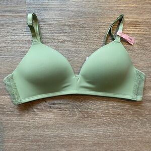 La Vie En Rose lightly lined wireless bra - 34A New